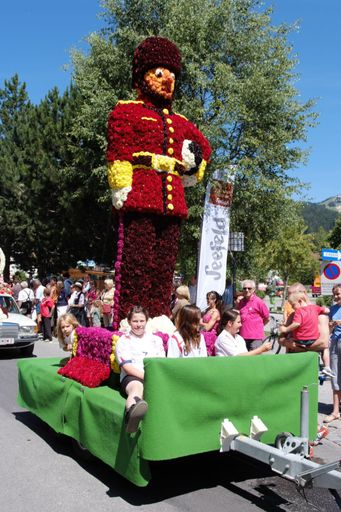 Vorschau Bild von Natürlich durfte auch das "Heimatland des Fußballs" nicht fehlen: Ein traditioneller Royal Guard war hier der "Repräsentant".