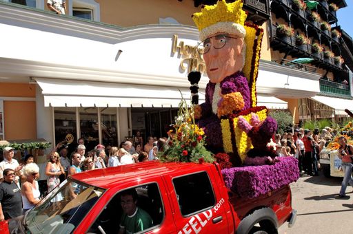 Vorschau Bild von Das Motiv, das dem Fußball-Weltmeister Deutschland gewidmet war, weckte nicht nur bei eingefleischten Fußballfans große Begeisterung: "Kaiser" Franz Beckenbauer wurde von der Olympiaregion Seefeld ins Rennen geschickt.