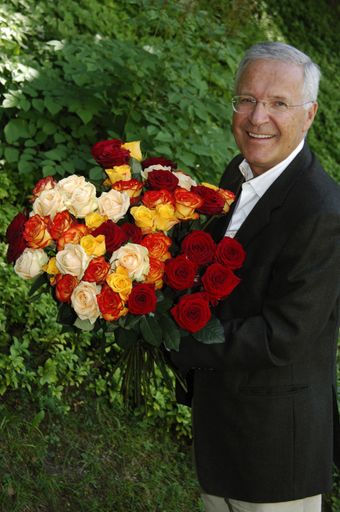  Rosenkavalier Gerhard Swarovski - Humanitäre Werte stehen bei KR Dkfm. Gerhard Swarovski, den ehemaligen Boss der Swarovski Optik, an oberster Stelle. Die Schönheit an lebenden Pflanzen fasziniert ihn täglich. Blumen sind für ihn ein Stück Kultur.