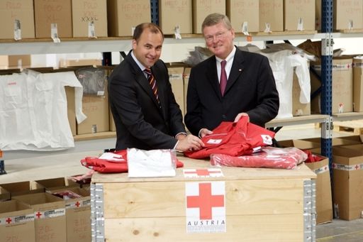 Vorschau Bild von v.l.n.r.: Dirk Schäfer, Geschäftsführer von Kerkhoff Consulting Österreich, und Wolfgang Kopetzky, Generalsekretär des Österreichischen Roten Kreuz: Gewusst wie: Auch die Uniformen des ÖRK können - bei gleich bleibender Qualität - kostensparender beschafft werden.