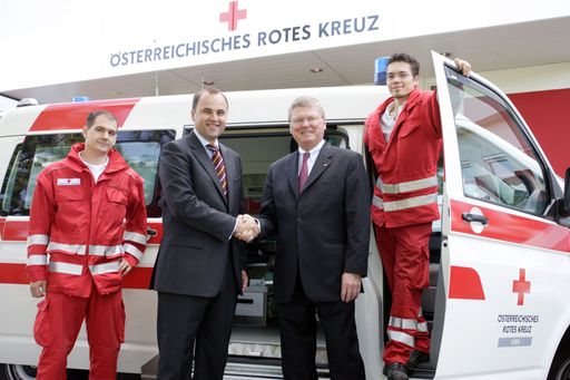 Dirk Schäfer, Geschäftsführer von Kerkhoff Consulting Österreich, und Wolfgang Kopetzky, Generalsekretär des Österreichischen Roten Kreuz, freuen sich über nachhaltige Einsparungen im Einkauf des ÖRK. (v.l.n.r.)
