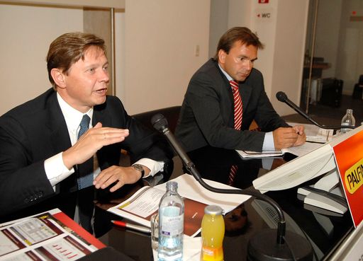 v.l.n.r.: Wolfgang Anzengruber (CEO Palfinger AG), Eduard Schreiner (Finanzvorstand Palfinger AG)
http://www.pressefotos.at/album/1/1/200708/20070808_p/
