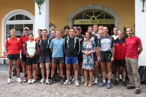 Vorschau Bild von Das Team rund um Bundestrainer Frank Ullrich (2. von vorne rechts) mit Grand Park Direktorin Gabi Obermaier (Bildmitte vorne) und Martin Zeppezauer von der Gasteinertal Tourismus Gesellschaft (ganz rechts) vor dem Grand Park Hotel Bad Hofgastein