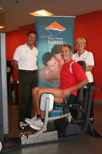 Vorschau Bild von Andreas Pirnbacher beim Training. Im Hintergrund (vlnr) Mag. Bernd Metzner und Eva Erber vom Zentrum für Gesundheit und Sport der Alpen Therme Gastein