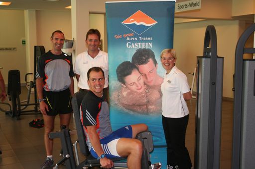 Michael Greis beim Training. Im Hintergrund v.l.n.r. Bundestrainer Frank Ullrich mit Mag. Bernd Metzner und Eva Erber vom Zentrum für Gesundheit und Sport der Alpen Therme Gastein