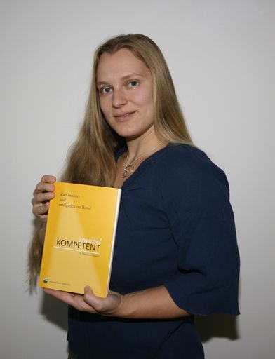 Dr. Marianne Skarics mit ihrem neu erschienen Buch "Sensibel kompetent"