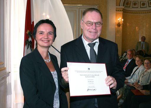  Der ehemalige Schulungsleiter der Bestattung Wien, Julius Müller, wurde für seine Verdienste als Kultur- und Bildungsvermittler mit dem Titel eines Professors ausgezeichnet. Die Urkunde überreichte DI Heidrun Strohmeyer vom Kulturministerium.