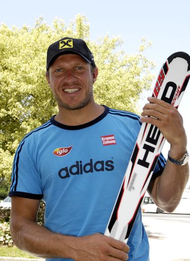 Vorschau Bild von Hermann Maier bei der Vertragsunterzeichnung mit HEAD