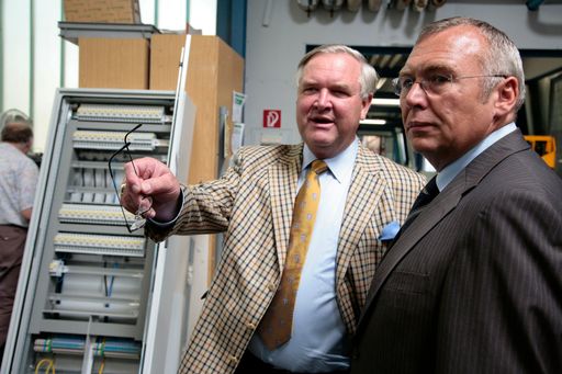 CEO Theo Kubat (li.) führt Bundeskanzler Dr. Alfred Gusenbauer (re.) durch das Key-Komponentenwerk von Moeller in Schrems.