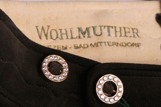 Vorschau Bild von Die teuerste Lederhose der Welt - made by Wohlmuther. Eine Hommage an die Tradition, mit kostbaren Details von Juwelier Ditlbacher aus Liezen.