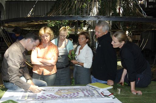  Tomas de Bruyne (ganz links) und Gerhard Swarovski (zweiter von rechts) samt Team beim Besprechen des Dekorationsplans