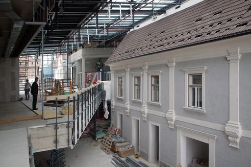 Vorschau Bild von Verbindung zwischen dem alten Kloster mit restaurierter barocker Fassade und dem neuen Teil des LCS-Leoben City Shopping.