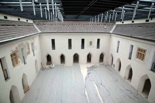 Vorschau Bild von Klosterhof mit Teilen einer spätgotischen Sonnenuhr mit Kalenderblättern.