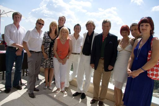  v.l.n.r.: Jörg Coblenz (Deutscher Mixed-Media Künstler); Serge Falk (Schauspieler); Elisabeth Wimmer (General Managerin Eventhotel Pyramide und Wien Süd); Gerhard Messinger (GF Verkehrsbüro Hotelerie GmbH); Gerda Rogers (Astrologin); Peter L. Eppinger (Ö3 Moderator); Christian Marek (Agenturchef Mister 1000 Ps); Prinz Ferfried von Hohenzollern; Michaela Stock (Galeristin Kunsthandel Stock); Oscar Romp (englischer Künstler); Christiane Spatt (österreichische Künstlerin)
http://pressefotos.at/m.php?g=1&dir=200708&u=43&a=event&e=20070826_a