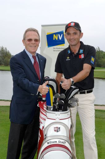 Vorschau Bild von v.l.n.r.: Gen.Dir.Stv. Johannes Coreth von der Niederösterreichischen  Versicherung AG und Top-Golfer Markus Brier