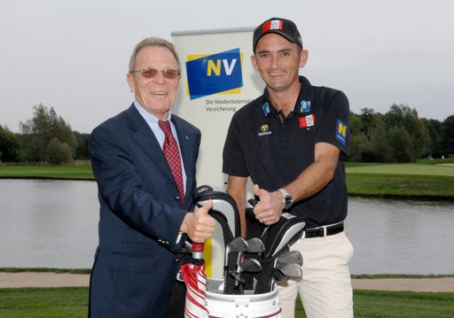 Vorschau Bild von v.l.n.r.: Gen.Dir.Stv. Johannes Coreth von der Niederösterreichischen  Versicherung AG und Top-Golfer Markus Brier