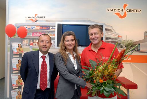 Vorschau Bild von Rainhard Fendrich nach dem Konzert mit der Leitung des Stadion Center: