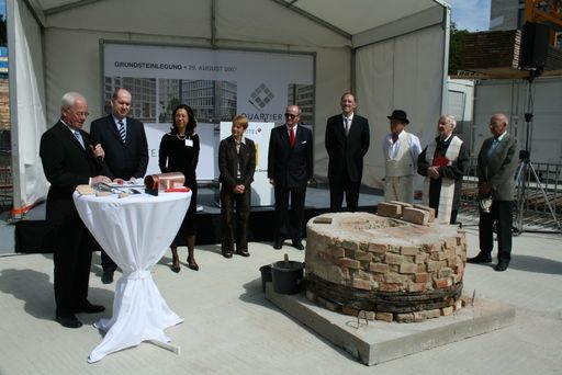 v.l.n.r.: Hr. Frank Böhme, Peter Koslowski (beide ZÜBLIN Development GmbH), Renate Wimmer (Eigentümerin ARCOTEL Gruppe), Regula Lüscher (Senatsbaudirektorin Berlin), Ministerialdirigent Dr. Jur. Ulf-Dieter Klemm (Beauftragter für Infrastruktur, Sicherheit und Verwaltungsreform Auswärtiges Amt), Stefan Mühling (GF ZÜBLIN Development GmbH)
2.v.r.: Monsignore Kluck (Dompfarrer der ST. Hedwigs Kathedrale)