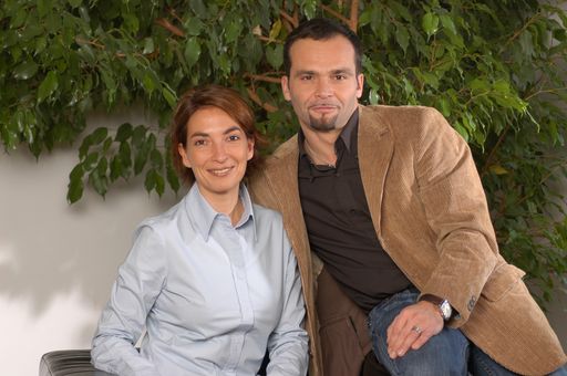  Die agentur m a s t kann auf drei neue Kunden verweisen. Bwin erteilt den Auftrag für einen Drachenboot Mitarbeiter Event, die Immobilien- und Vermögenstreuhänder legen ihren 34. Bundestag in die professionellen Hände des Eventspezialisten und für Universal Music Austria werden TV Spots und Videos produziert. Im Bild: Jutta Markus und Klaus Steiner (agentur m a s t).