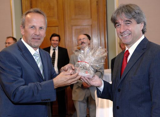 Erster Gratulant für den neuen Landesstellenleiter Kärnten des Bundessozialamtes HR Jakob Hudelist war heute Sozialminister Dr. Erwin Buchinger