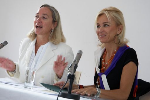 http://pressefotos.at/m.php?=1&u=43&dir=200709&e=20070903_a&a=event Für Antonella Mei-Pochtler, Senior Partner und Managing Director der Boston Consulting Group Wien und Belvedere-Direktorin Agnes Husslein-Arco bieten sich durch die Zusammenführung der Kompetenzen beider Partner "optimale Möglichkeiten zur Förderung junger Talente".
Im Bild v.l.n.r.: Belvedere-Direktorin Agnes Husslein-Arco und Antonella Mei-Pochtler, Senior Partner und Managing Director der Boston Consulting Group Wien