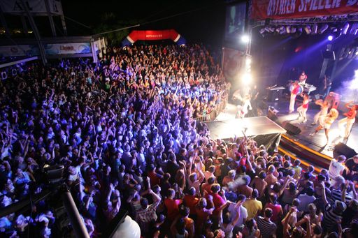 Vorschau Bild von Riesenandrang am Mainfloor bei der Ö3 Beachmania