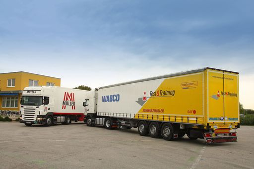 Kombi-Training für LKW-Fahrer im Zeichen des Umweltschutzes. Neues Ausbildungsprojekt von Müller Transporte in Kooperation mit dem ÖAMTC.
