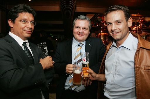 Vorschau Bild von ORF-Journalist Hans Bürger (l.) mit stv. APA-Chefredakteur Johannes Bruckenberger (m.) und BZÖ-Generalsekretär Gerald Grosz beim APA-Bierigen am 3.9.2007 in Stiegl's Ambulanz in Wien.