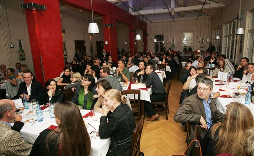Vorschau Bild von Beim APA-Bierigen am 3.9.2007 in Stiegl's Ambulanz trafen sich Journalisten, Medien- und Kommunikationsexperten zum nachsommerlichen Bierheben.