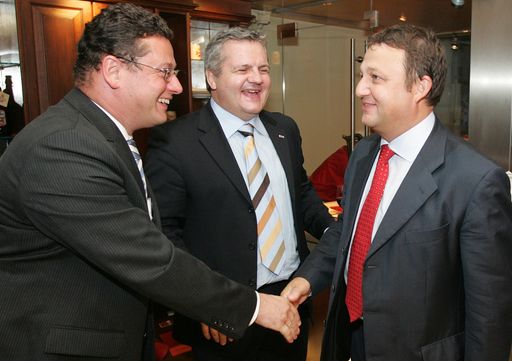 Vorschau Bild von APA-Chefredakteur Michael Lang (l.) und Stellvertreter Johannes Burckenberger (m.) begrüßen SPÖ-Bundesgeschäftsführer Josef Kalina beim APA-Bierigen am 3.9.2007 in Stiegl's Ambulanz in Wien.