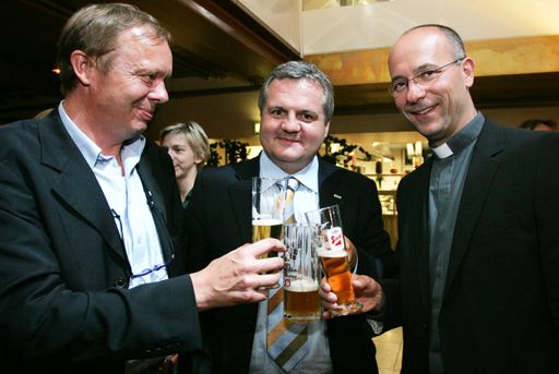 Vorschau Bild von Beim APA-Bierigen am 3.9.2007 in Stiegl's Ambulanz (v.l.n.r.): Leopold Mayr (Ressortleiter APA-Innenpolitik), Johannes Bruckenberger (Stv. Chefredakteur APA) und Anton Faber (Dompfarrer St. Stephan).