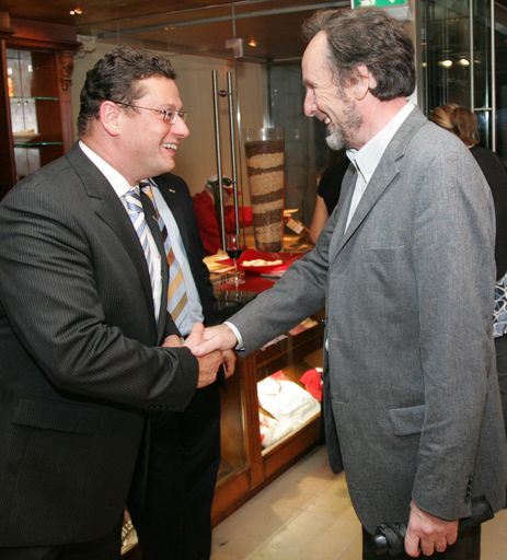 Vorschau Bild von APA-Chefredakteur Michael Lang (l.) begrüßt den früheren WirtschaftsBlatt-Chefredakteur Engelbert Washietl beim APA-Bierigen am 3.9.2007 in Stiegl's Ambulanz in Wien.