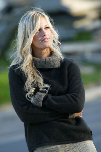 Vorschau Bild von Pullover mit zweifarbigem Zopfmuster-Kragen und Manschetten aus 50% Merino, 40% Possum, 10% Seide, Farben donkey und mocha