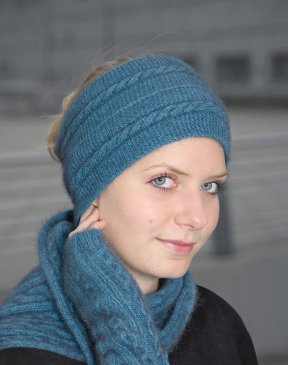 Zopfmuster Stulpen, Stirnband und Steckschal aus 50% Merino, 40% Possum, 10% Seide, Farbe pacific