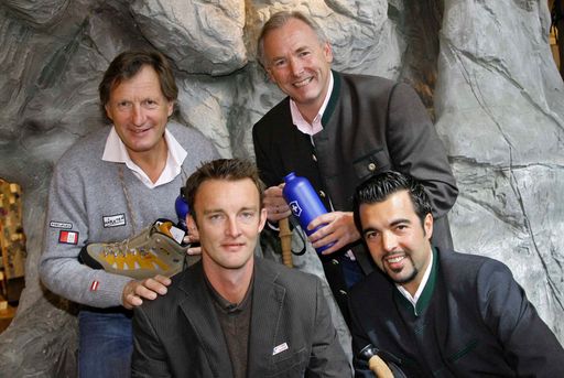 v.l.n.r.: Franz Klammer, Olympiasieger und Schirmherr G'lustern, Mag. Florian Grösswang, Marketingleiter INTERSPORT Eybl, Gerhard Dörfler, LHStv. und Tourismusreferent Land Kärnten, Stefan Heinisch, GF Bad Kleinkirchheim/Nockberge Tourismus GmbH

http://pressefotos.at/m.php?g=1&u=38&dir=200709&e=20070905_b&a=event