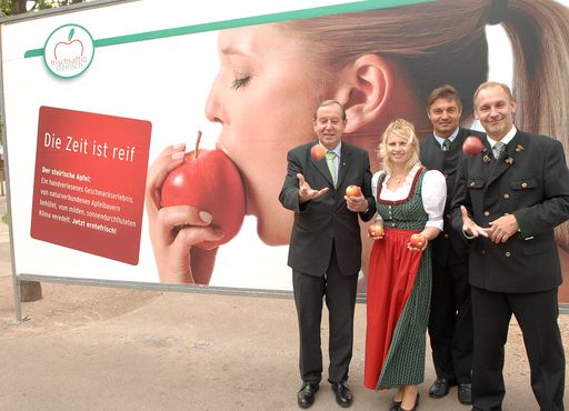 'FRISCH-SAFTIG-STEIRISCH': Die Zeit ist reif - v.l.n.r.: Heinz Reitbauer Sen. (Gastronom), Elisabeth Kober (Apfelkönigin), Gerhard Meixner (Vorsitzender der OPST), Mag. (FH) Manfred Stessel (Geschäftsführer der OPST)
http://www.pressefotos.at/album/1/1/200709/20070905_o/