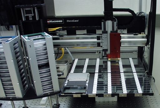 Microarray-Spotter zur Produktion von DNA Chips. 
Bis zu 30.000 unterschiedliche Proben, Sonden und Gene können damit auf einer Fläche von ca. 2x6 cm platziert werden. Die so produzierten Microarrays dienen als Diagnosewerkzeuge und zur Genexpressionsanalyse.