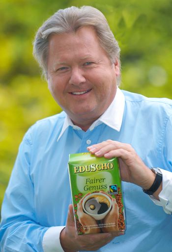 Harald J. Mayer, Geschäftsführer Tchibo/Eduscho Österreich präsentiert den ersten Eduscho FAIRTRADE gesiegelten Kaffee "Eduscho Fairer Genuss"