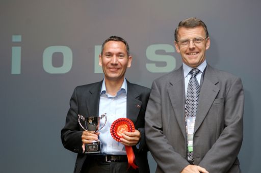 im Bild v.l.n.r. Christian Pereira, Geschäftsführer der D+S solutions GmbH und Duncan Ross, IBM European Business Manager für Voice Systems  beim "Genesys Voice Idol 2007 Award"