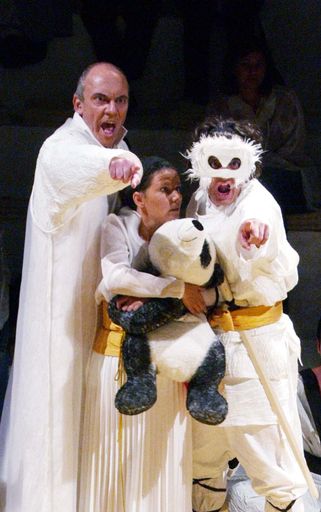  Im Bild v.l.n.r.: Steven Gallop als chinesischer Kaiser, Cornelia Horak als chinesische Prinzessin, Alexander Kaimbacher als chinesischer Prinz in der Oper "Tea" von Oscar-Preisträger Tan Dun 

Veröffentlichung gegen Namensnennung
©Armin Bardel