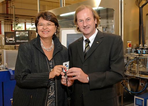  NXP investiert 42 Millionen Euro in Wiener Sound-Aktivitäten, v.l.n.r.: Mag. Renate Brauner (Stadträtin Wirtschaft und Finanzen, Wien), Ernst Müller (Geschäftsführer NXP Semiconductors Austria)
http://www.pressefotos.at/album/1/1/200709/20070912_n/