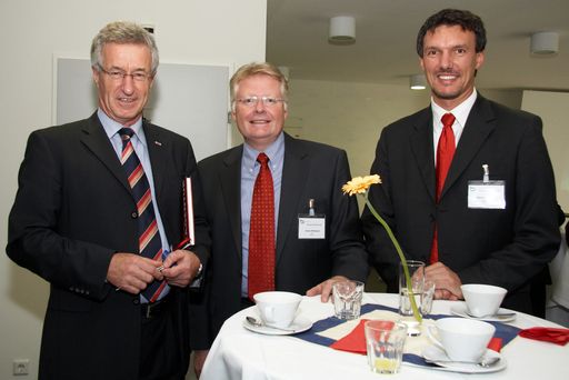  Im Bild v.l.n.r. Wolfgang Vyslozil (Vorsitzender der Geschäftsführung, APA - Austria Presse Agentur), Reiner Mittelbach (Ifra Germany) und Michael Heipel (Ifra Germany) 
http://pressefotos.at/m.php?g=1&u=43&dir=200709&e=20070912_i&a=event