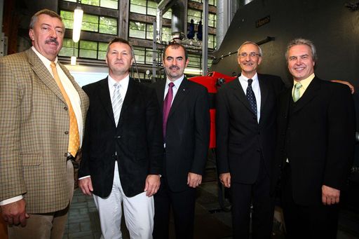 SIEMENS präsentiert energieeffizienten Abgaswärmetauscher. Im Bild v.l.n.r.: Dipl.-Ing. Peter Cernov (Schulleiter HTL Mödling), Ing. Gerhard Banovics (Projektleitung Bundescontracting 500 Bundesministerium für Wirtschaft und Arbeit), Dipl.-Ing. Josef Plank (Landesrat Niederösterreich), Mag. Josef Kolarz-Lakenbacher (Direktor Siemens in Niederösterreich) und Dipl.-Ing. Oskar Böck (Geschäftsgebietsleiter Siemens Building Technologies).
Weitere Bilder abrufbar unter:
http://pressefotos.at/m.php?g=1&u=52&dir=200709&e=20070913_s&a=event
