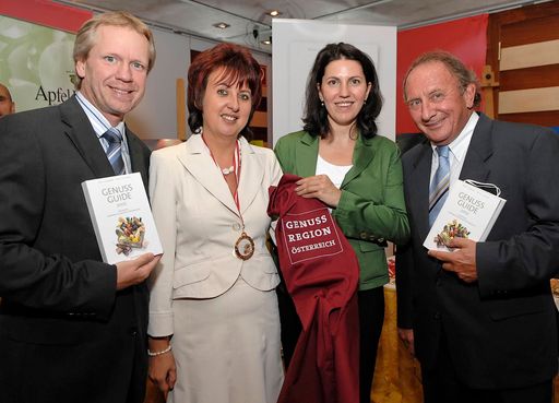 Genuss Guide präsentiert die steirische Genuss Elite, 1. Reihe v.l.n.r.: v.l.n.r.: Willy Lehmann (Herausgeber Genuss Guide), Sigrid Spath (Preisträgerin "Genuss Regionen Schürze"), Edith Klauser (Leiterin Sektion Landwirtschaft und Ernährung, Lebensministerium), Fritz Stiefsohn (Herausgeber Genuss Guide)
http://pressefotos.at/album/1/1/200709/20070913_g/