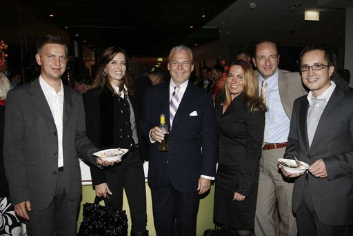 v.l.n.r.: Thomas Kirschner (Erste Bank) Angelika und Wolfgang Rosam, Petra Postl (Erste Bank), Erich Bartoschka (Wiener Städtische), Bernhard Haselsteiner (Hotel Roomz)
http://pressefotos.at/m.php?g=1&u=38&dir=200709&e=20070913_m&a=event