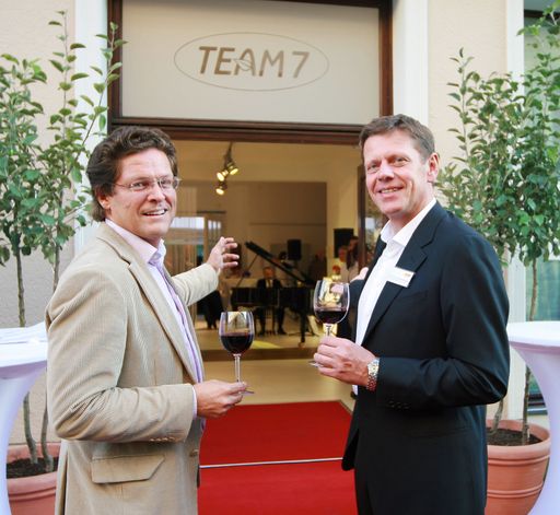  Eröffnung des Team 7 Natürlich Wohnen - Flagstores in der Herzogspitalstraße 3 in München. Im Bild: Dr. Georg Emprechtinger (Geschäftsführender Eigentümer Team 7, rechts) und Thomas Lenzinger (Vorstand und Merhheitseigner GriffnerHaus) am Eingang des neuen Team 7-Flagstores in München