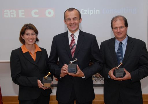 Vorschau Bild von Freuten sich über Auszeichnungen beim 1. österreichischen Turnaround-Preis (v.l.n.r.): Astrid Kühn-Ulrich, Leiterin Corporate Communications bei der Zumtobel AG, RHI AG Vorstand Rudolf Payer und Heinz Ursprunger, Mitglied der Geschäftsführung und Marketing-Chef bei Moeller.