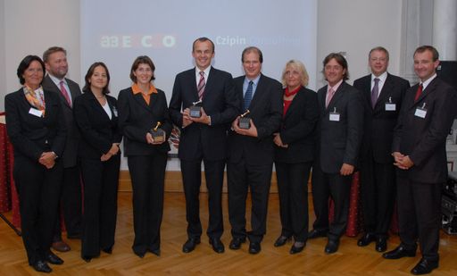 Veranstalter und Jurymitglieder gratulierten den Preisträgern des 1. österreichischen Turnaround-Preis (v.l.n.r.): Christine Catasta (PWC), Rudolf Lichtmanegger (WKÖ), Elvira Kainersdorfer (austria wirtschaftsservice) Astrid Kühn-Ulrich (Zumtobel AG), Rudolf Payer (RHI), Heinz Ursprunger (Moeller), Birgit Salomon und Günter Hofer ((a3 Verlag), Alois Czipin, Peter Koren (Industriellenvereinigung)