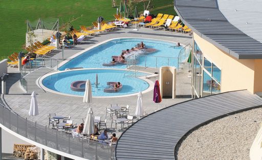 Vorschau Bild von Jedes neue Vollmitglied des GC Golfschaukel Lafnitztal erhält eine kostenlose Jahreskarte für die bekannte Therme Stegersbach. Österreichs größte Golfanlage im Südburgenland mit 45 Loch begeistert mit attraktiven Plätzen, hervorragendem Service und angenehmen Klima.