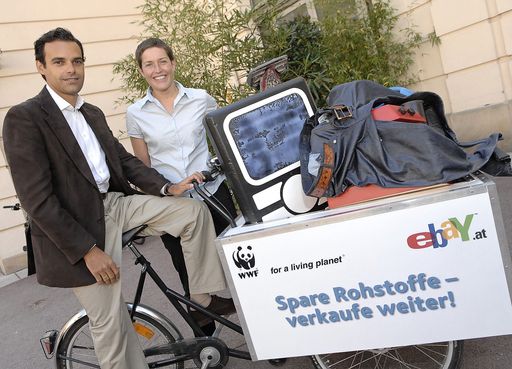  Von der Wegwerfgesellschaft zur "Generation eBay". Im Bild v.l.n.r.: Alberto Sanz (Geschäftsführer eBay Österreich), Hildegard Aichberger (Geschäftsführerin WWF Österreich)

Weitere Bilder abrufbar unter:
http://pressefotos.at/m.php?g=1&u=1&dir=200709&e=20070920_e&a=event